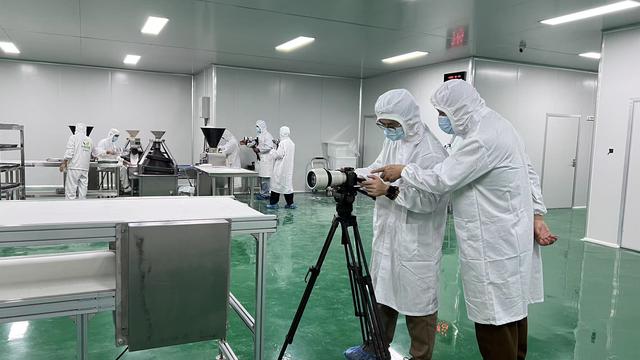 多年来，一批又一批绍兴人前赴后继，走进了这座大漠小城……