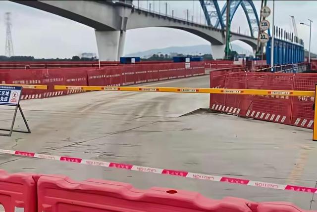 广州一家五口自驾游坠江，施工路段无警示成悲剧现场