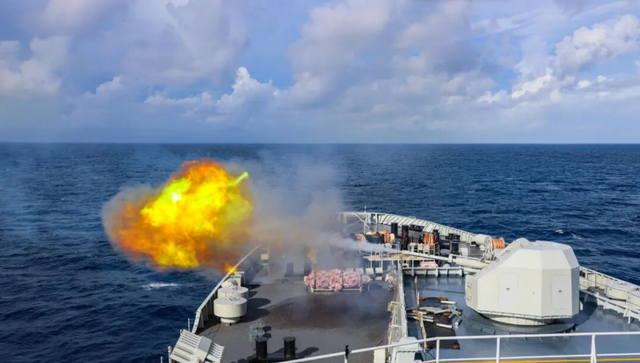 中日军方隔空对阵，日本电磁炮上场，解放军落弹区扩大，美军溜了