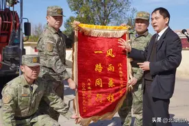 老兵回营“探亲”：安全行车50载的光荣属于每一位汽车兵图片