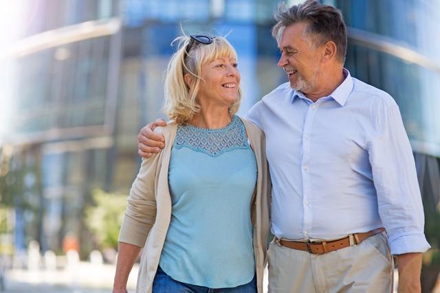 小区停电，我对门的美女穿着睡衣跑出来，一把抱住我说：我好害怕