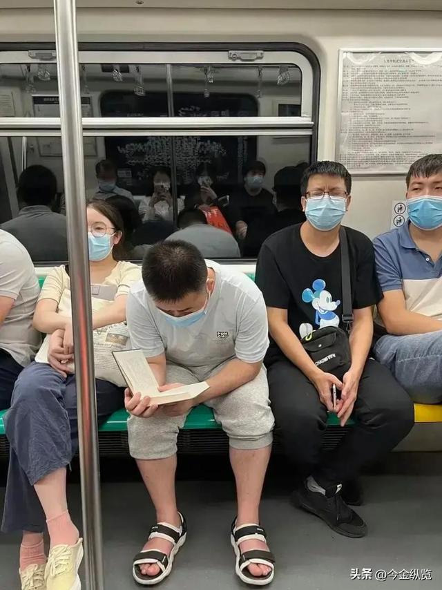 大爷轻松玩回环，年轻人却吊不起？别让久坐悄悄"掏空"你的身体！