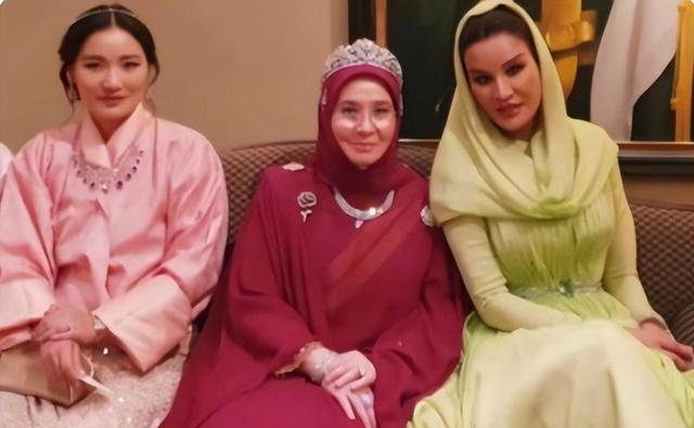 不丹佩玛王后置装费逐年上涨，披四爪龙披肩，拎爱马仕穿贝嫂高定