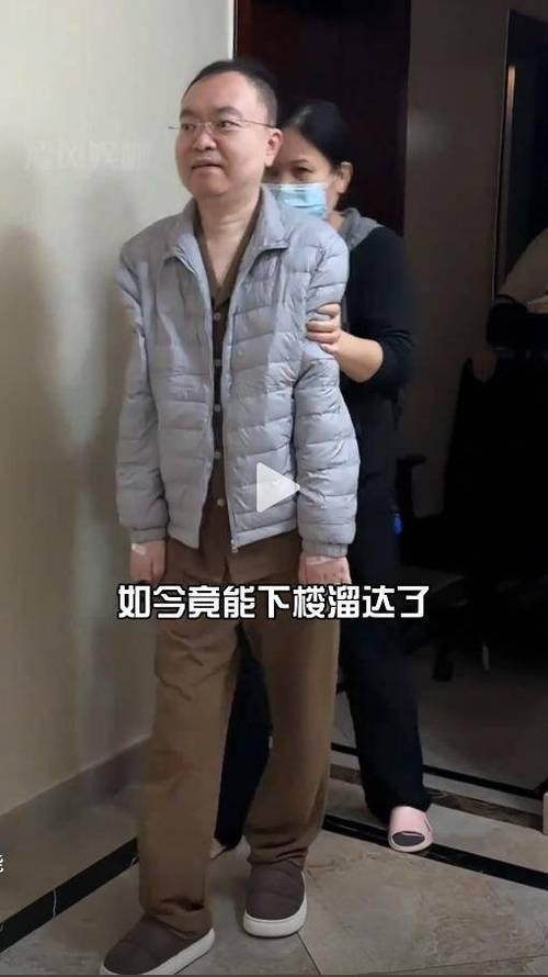 蔡磊传出好消息！终于能下楼溜达，见到儿子笑了，爷俩靠镜子交流