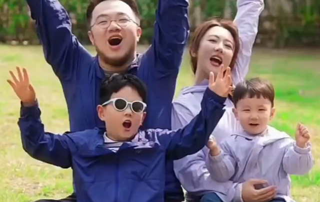 宋丹丹带大孙子逛街，64岁的她背影好年轻，祖孙俩看着像一对母子