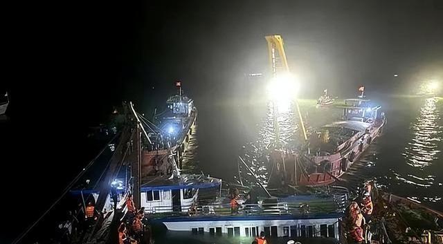 突发！下龙湾游船遇强雷暴倾覆 49人遇险35人遇难仍有4人失联