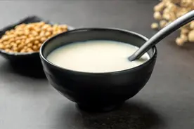 打豆浆，黄豆泡好不能直接打，再多做1步，豆浆又香又浓，无残渣图片