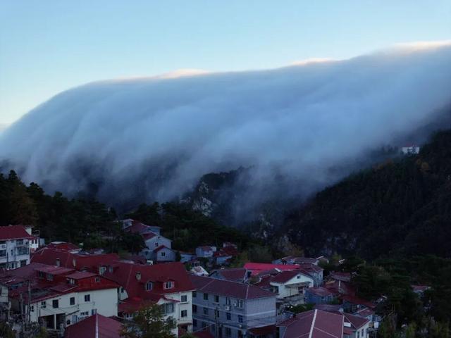 云瀑倾泻梧叶黄：庐山秋景缤纷奇