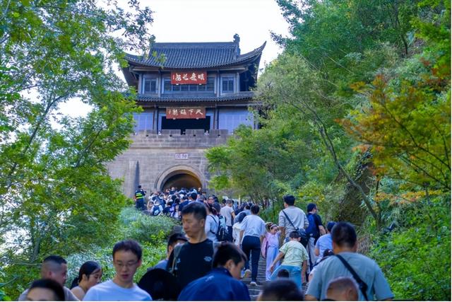 民族团结花盛开，剑门关下谱新篇——剑门关国庆中秋假期绘就团结爱国长卷