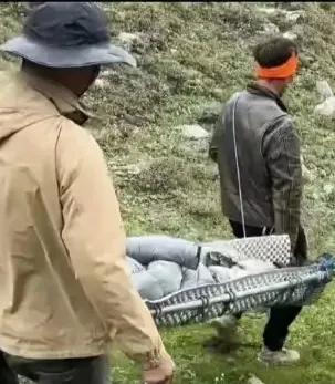 多位藏民耗时12小时抬受伤驴友下山收费6万网友：买一条命不贵