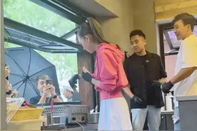 昆凌亲自给周杰伦学摊煎饼，刘畊宏热心陪伴图片