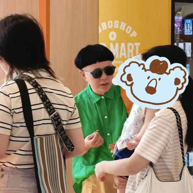 金龟子和女儿女婿在北京逛街，穿衣打扮一言难尽，抱着外孙好慈祥