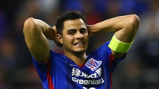 申花外援马纳法玩奥特曼体感游戏，动作标准找回童年感觉