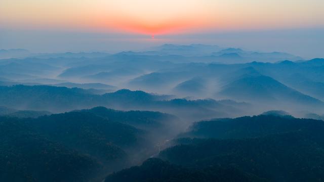 山叠嶂，雾缭绕