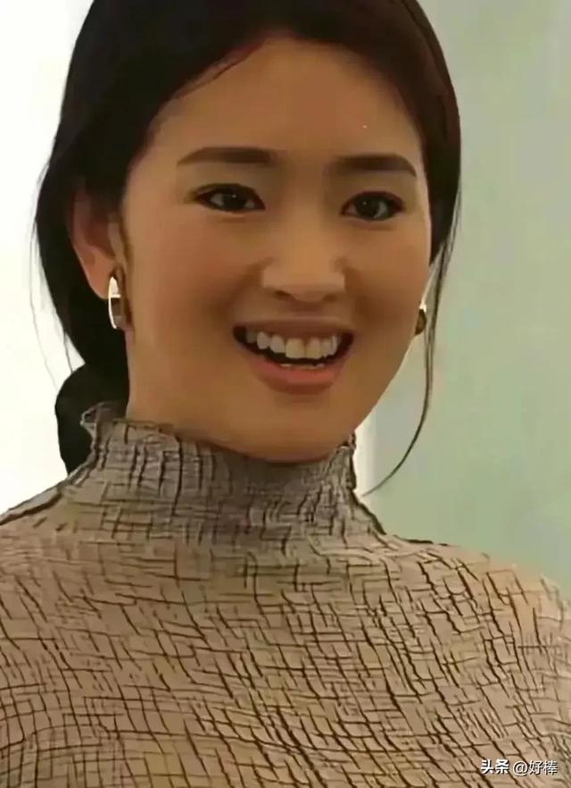 天呐！巩俐这身材简直没谁了 这胸围简直叫到肚脐了 状态也是十足