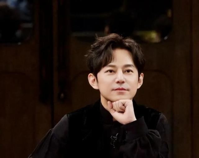 51岁主持人何炅：无妻无女	、与保姆相伴，如今终于与自己和解