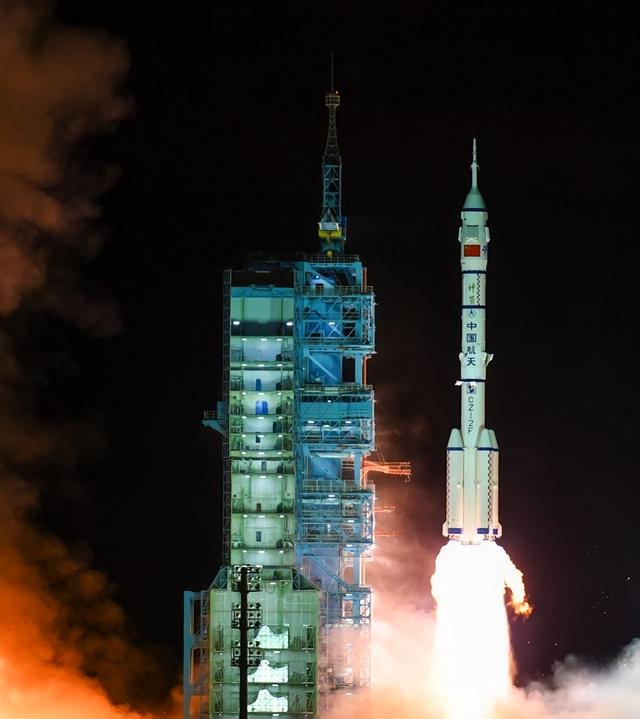 神舟二十一号过北京！掠月瞬间，爱好者蹲守拍到了！