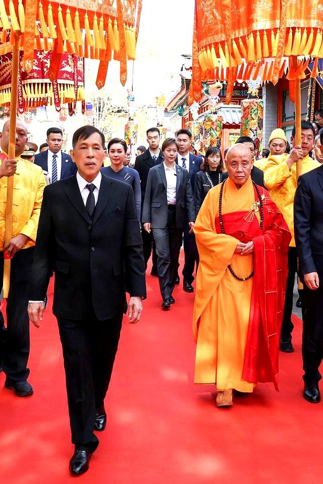 泰国王后这一跪，这才是顶级外交，她拜的不是佛，是两国的情谊