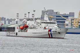 海巡3000吨巨舰冲向金门，054A版海警船紧急拦截，台舰未敢靠近图片