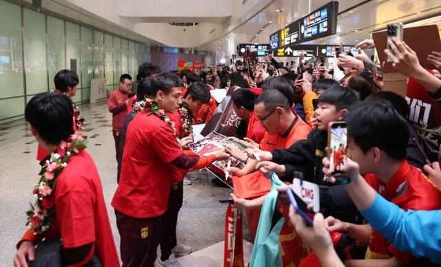 U23国足抵京，多位七旬球迷自制横幅接机，门将李昊：“没有虽败犹荣，回去好好总结”