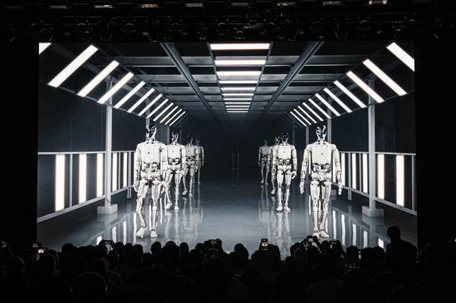 机器人过于逼真，小鹏创始人解开人形机器人拉链，证明它不是人类