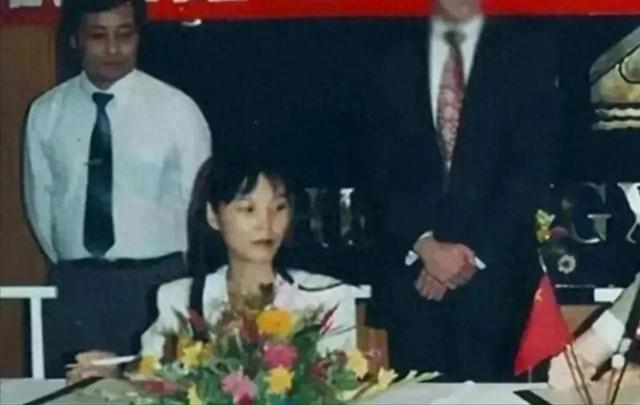 宗馥莉在香港败诉前，悄悄干了件大事：闪电注销了父亲的芯片公司