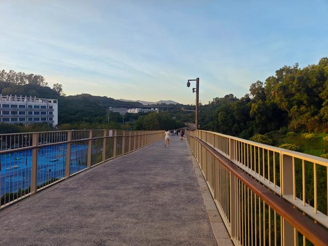 西丽湖国际科教城绿道，看霞飞满天，如梦似幻！长岭陂地铁C口