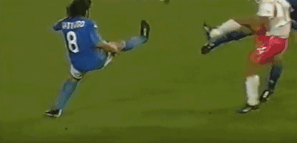2002年世界杯，韩国队连黑意大利西班牙！诠释了何为韩国体育精神