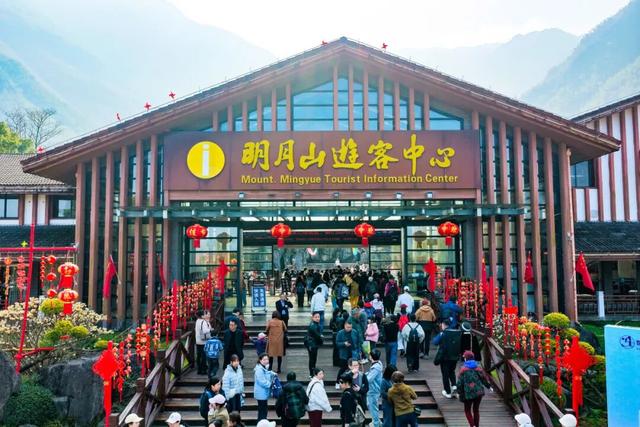 “三八”妇女节人气火爆！明月山迎来春日登山热潮！