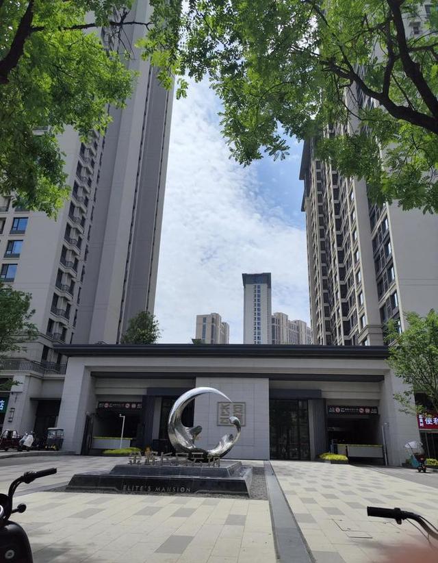 诈骗14亿，看到金条法拉利被拍卖，才懂王丽坤夫妇的生活有多奢靡