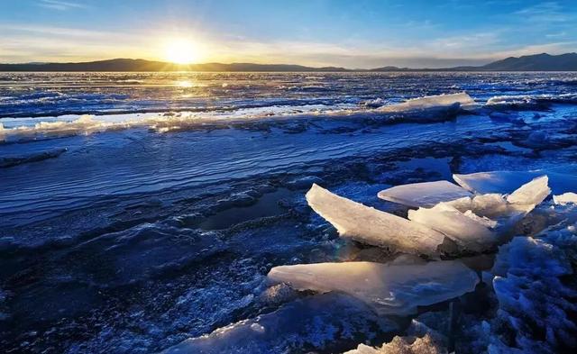 西藏冬日的冰湖仙境，堪比贝加尔湖！