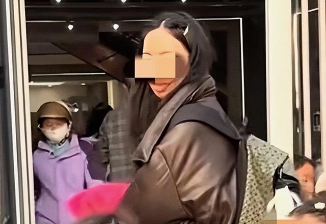 小女孩打翻水杯后续：警方介入，涉事母女道歉，女孩状态让人担忧