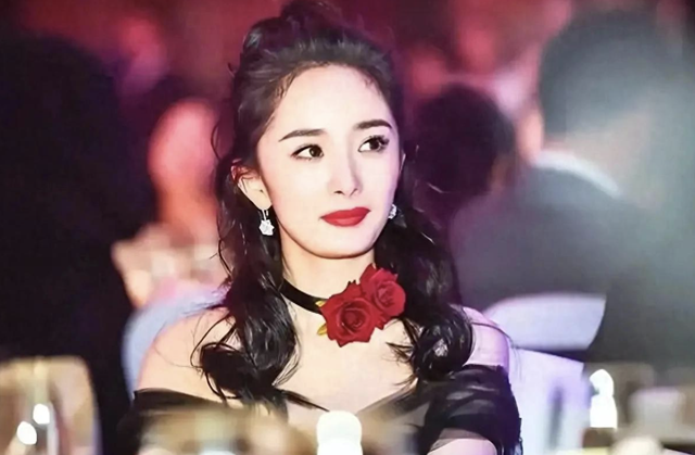 17岁杨幂曾被49岁成龙搂在怀里，网友说整没整容一目了然？
