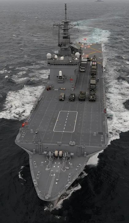 一声不吭造7艘准航母，美国才发现，真正对手已成闷声干大事的它