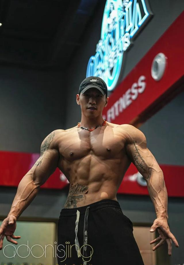 身高187的健身肌肉男网红	，野外写真秀身材颜值，简直绝绝子