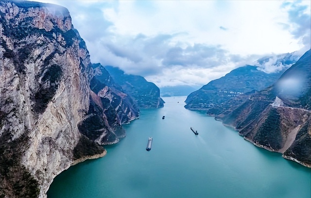 三峡水运新通道正式挂牌动工，766亿超级工程破解长江肠梗阻！