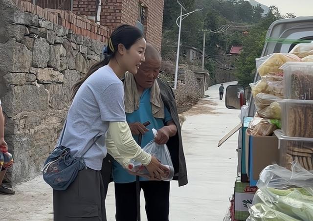 网红李富贵带46位老人去旅行，听戏吃大餐，《人民日报》点赞转发