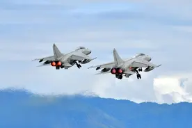 翱翔云端！看南部战区空军飞豹战机驰骋长空图片