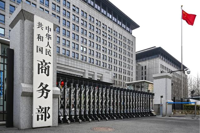 最后一刻，特朗普终于签字了！中美联合声明出炉，2个动作不寻常