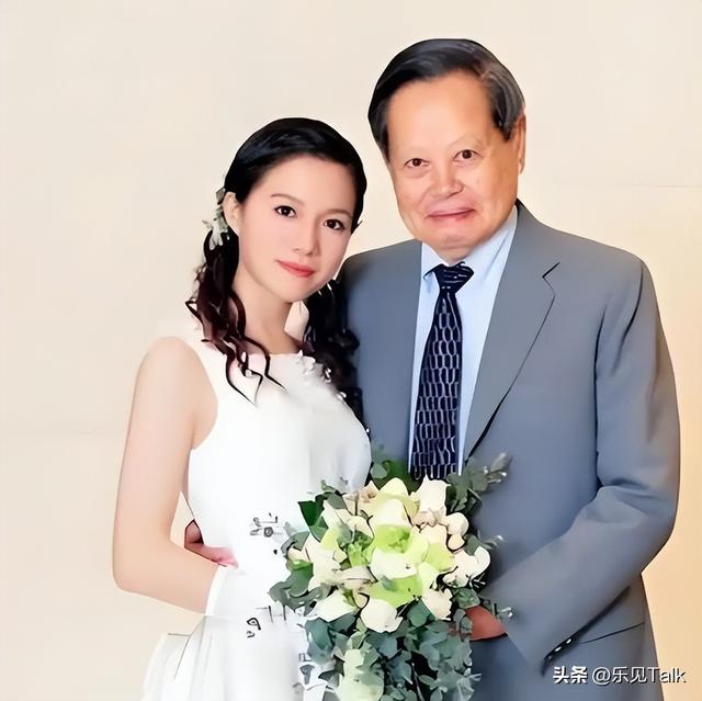 翁帆也没想到，丈夫杨振宁去世后，竟因生前一个举动再次口碑暴涨