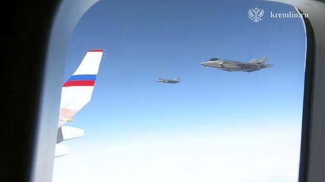 F-35护航普京 进俄领空后苏-35接替