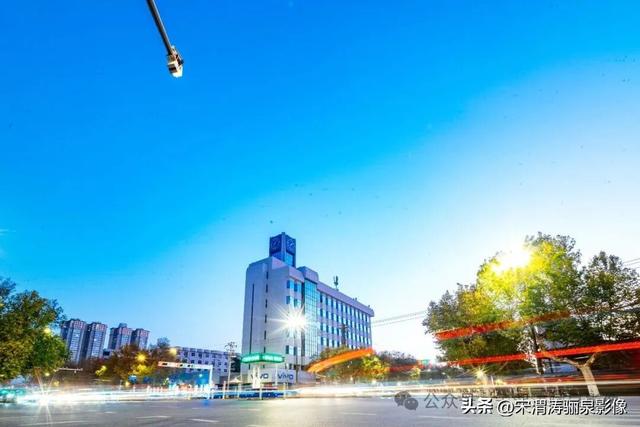 陕西渭南：感恩节当天的人和公园星轨和国贸十字车轨等