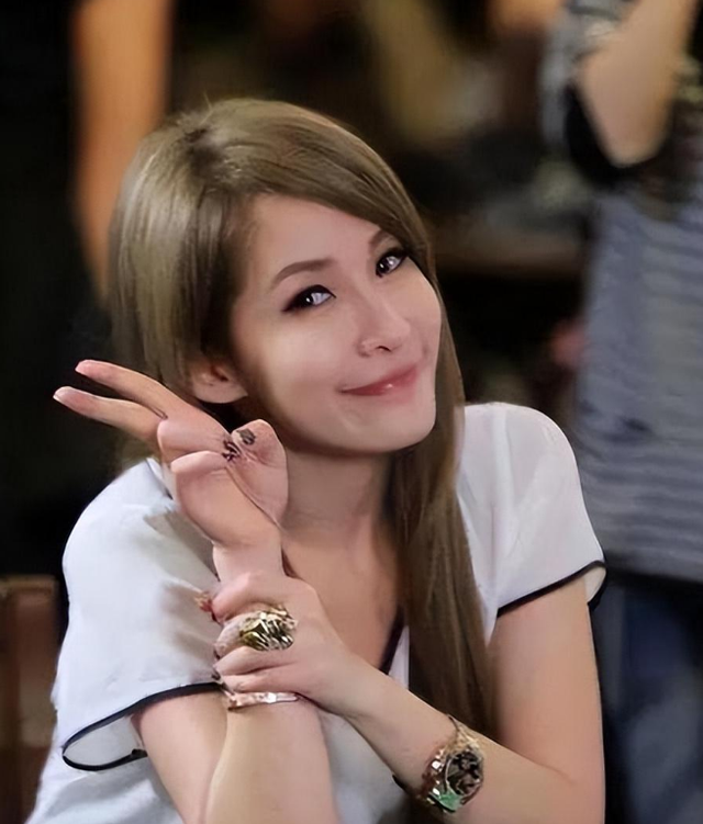 花无百日红，"纵欲过度"的萧亚轩，最终为自己的年少轻狂付出代价
