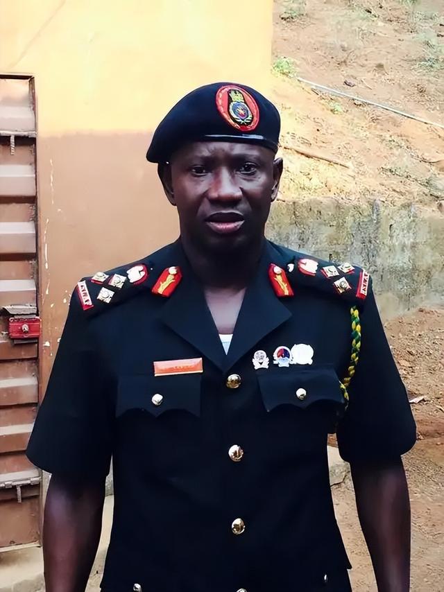 护林员徒手抗砍刀，非法建筑占公园，塞拉利昂生态旅游梦碎了？