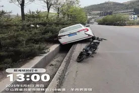 柳林交警：车辆陷入排水沟 警民合力助脱困图片