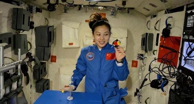 相比男性宇航员，为何女宇航员特别少？她们在太空上如何生活？