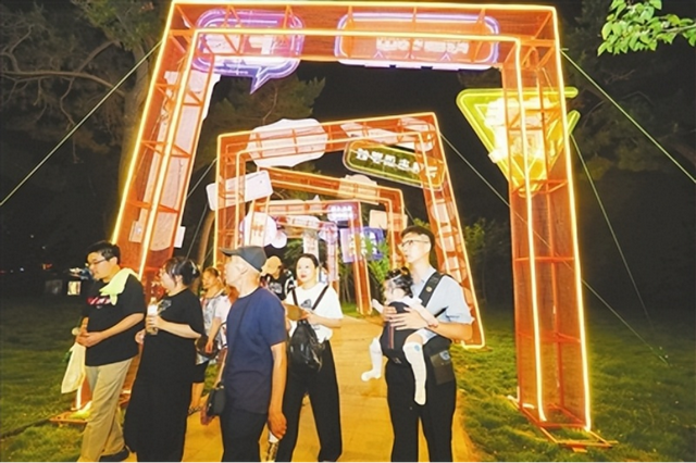 “青岛之夏”艺术灯会持续闪耀两个月 点亮城市之夜成为文旅焦点