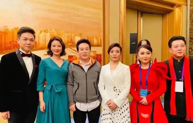 她是央视最惨女主持，男友判死缓丈夫狱中惨死，如今48岁依旧单身