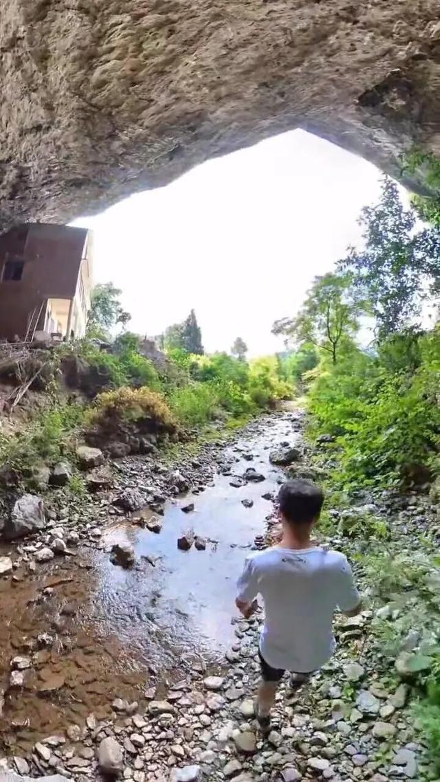 重庆綦江大山深处发现岩洞人家，几代人逍遥自在生活近百年