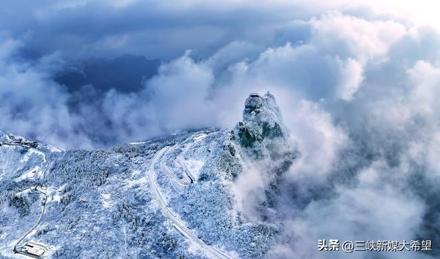长阳天柱山迎2026年首场大雪云海美如仙境